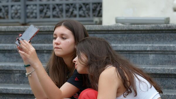 Подростки со смартфоном - Sputnik Армения