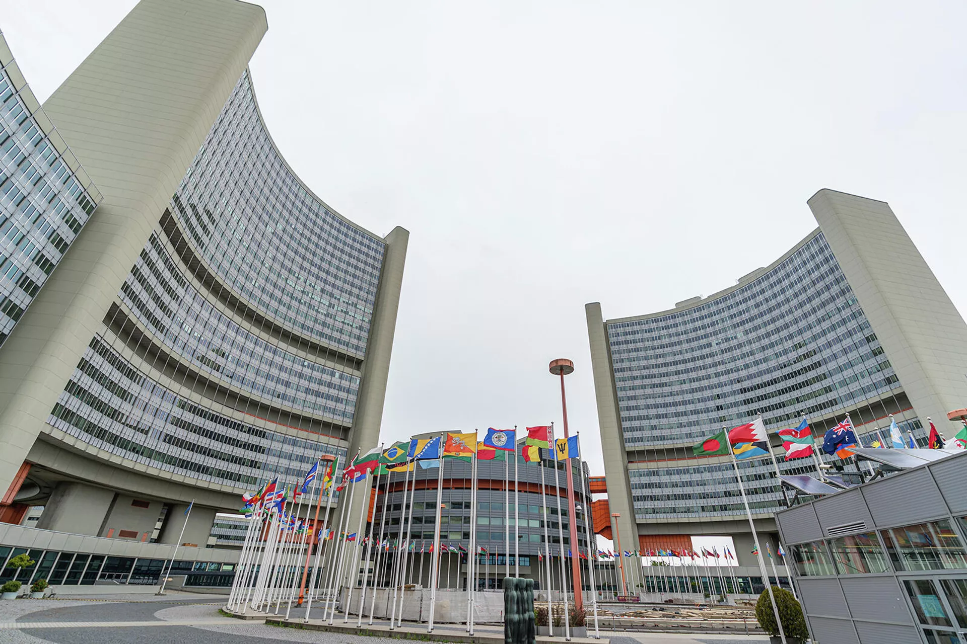 Флаги государств ООН перед зданием Международного центра со штаб-квартирой Международного агентства по атомной энергии МАГАТЭ (24 мая 2021). Вена - Sputnik Армения, 1920, 03.10.2023