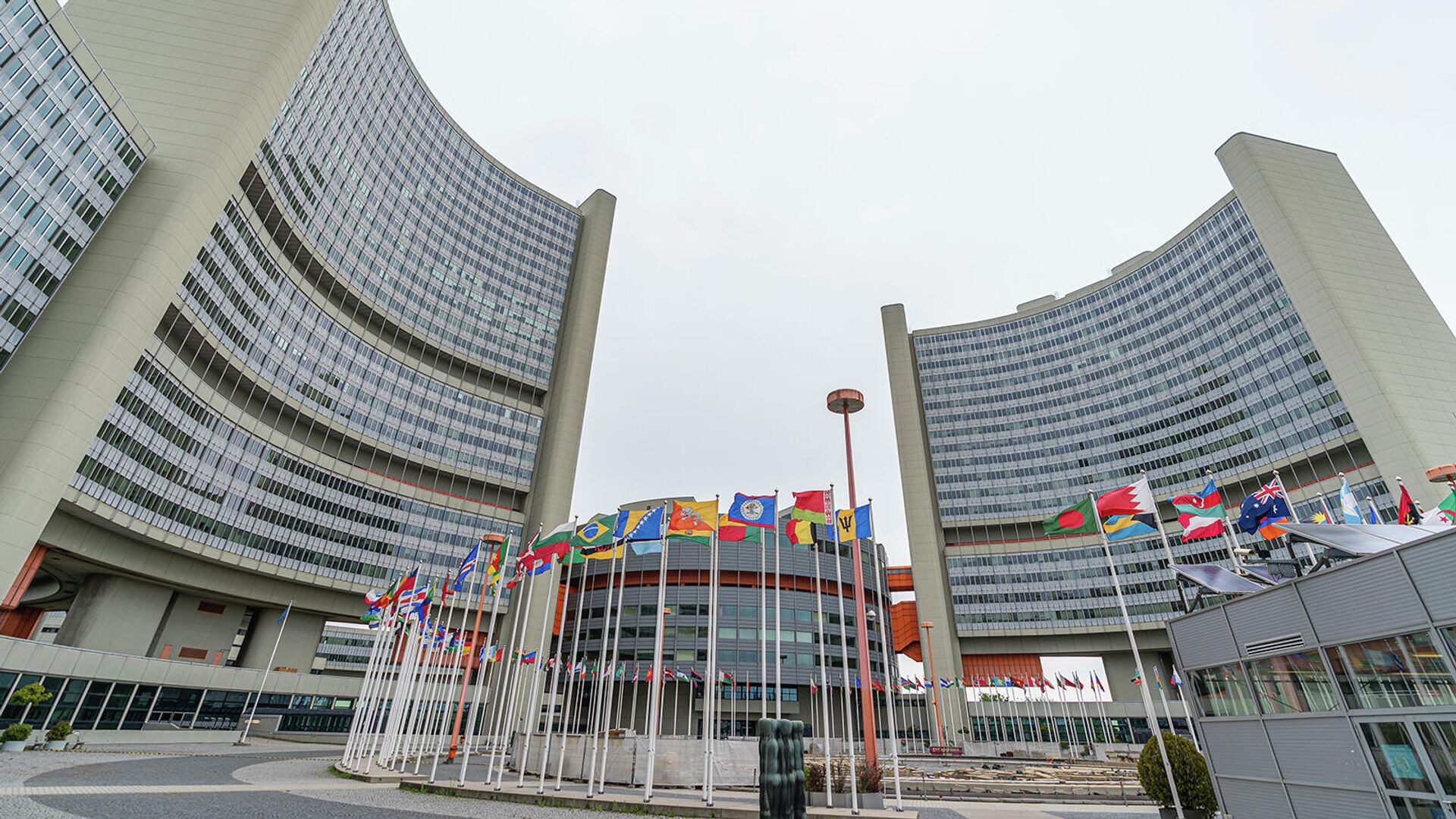 Флаги государств ООН перед зданием Международного центра со штаб-квартирой Международного агентства по атомной энергии МАГАТЭ (24 мая 2021). Вена - Sputnik Армения, 1920, 13.04.2022
