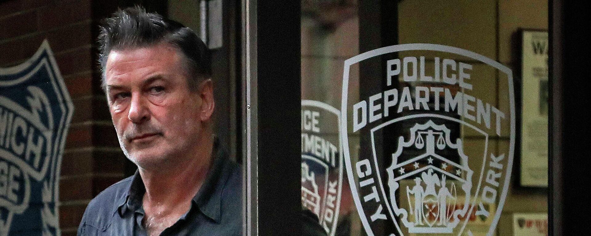 Актер Алек Болдуин покидает 10-й участок Департамента полиции (2 ноября 2018). Нью-Йорк - Sputnik Армения, 1920, 31.10.2021