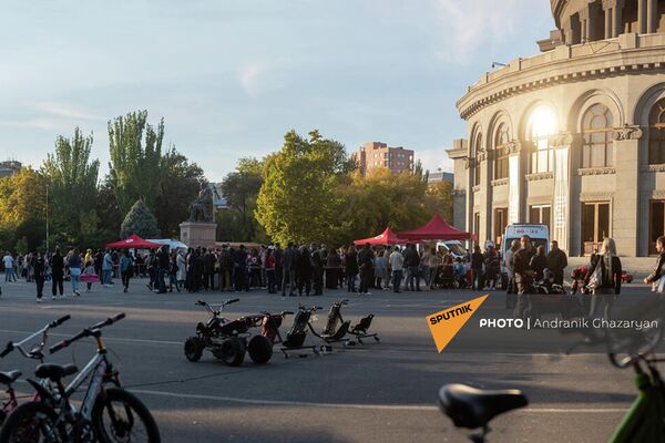Очереди за вакциной перед развернутыми мобильными точками в рамках акции День вакцинации в Ереване Очереди за вакциной перед развернутыми мобильными точками в рамках акции День вакцинации в Ереване - Sputnik Армения
