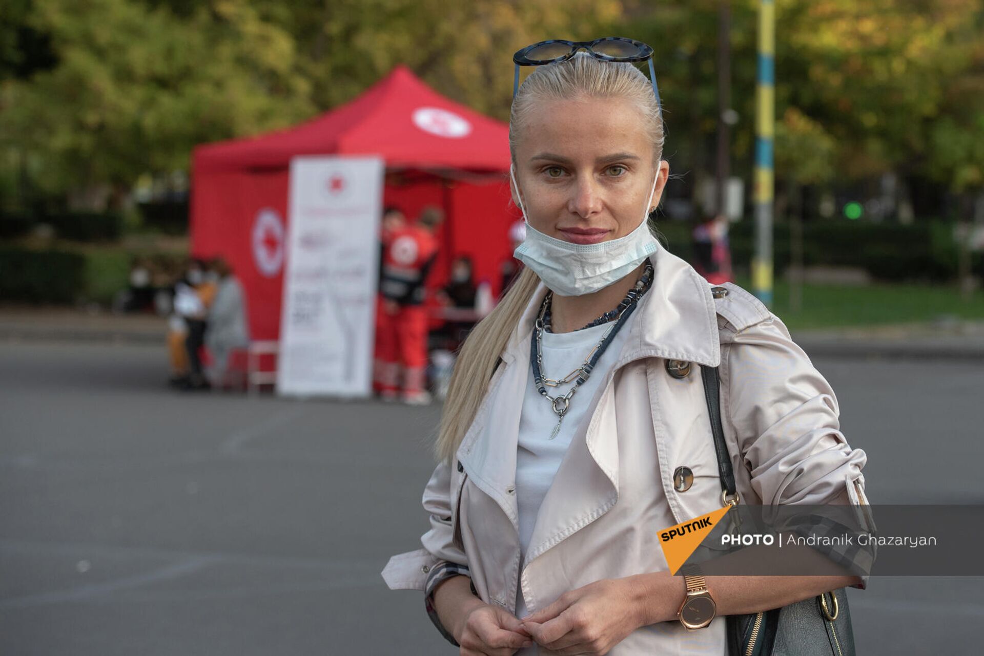 Гражданка России Елена Ларина в очереди за вакциной перед развернутыми мобильными точками в рамках акции День вакцинации в Ереване Гражданка России Елена Ларина в очереди за вакциной перед развернутыми мобильными точками в рамках акции День вакцинации в Ереване - Sputnik Армения, 1920, 24.10.2021
