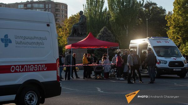 Очереди за вакциной перед развернутыми мобильными точками в рамках акции День вакцинации в Ереване - Sputnik Армения