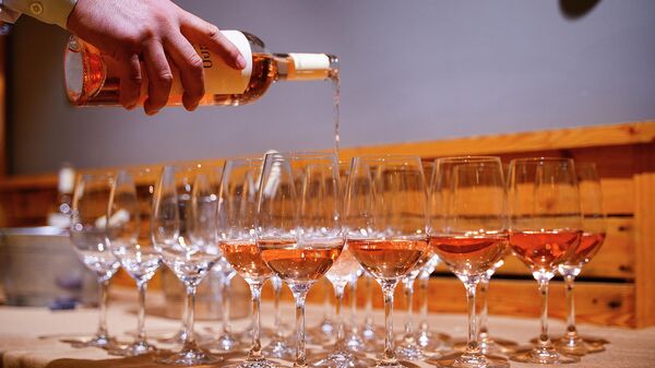 Официант разливает армянское розовое вино на гастрономическом вечере в Ереване - Sputnik Армения