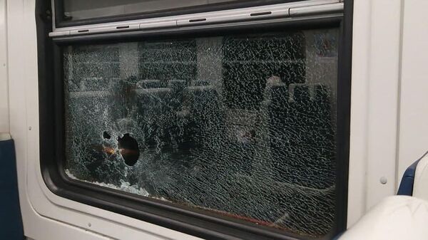 Разбитое камнем окно в вагоне электропоезда Ереван - Гюмри - Sputnik Армения