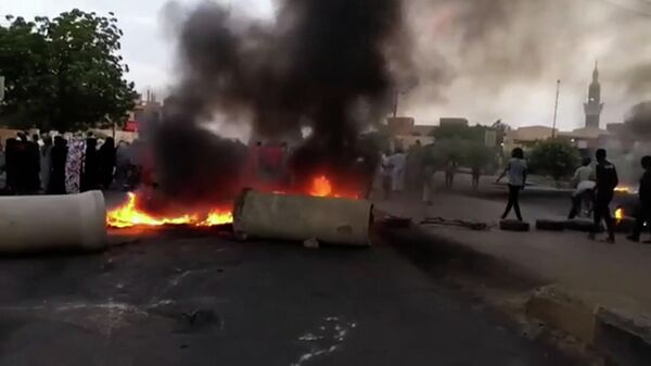 В столице Судана демонстранты перекрывают дороги и жгут шины - Sputnik Армения