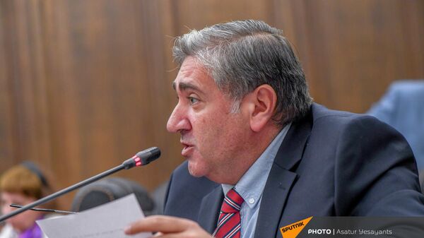 Артур Хачатрян на совместном заседании постоянных комиссий НС (25 октября 2021). Еревaн - Sputnik Армения