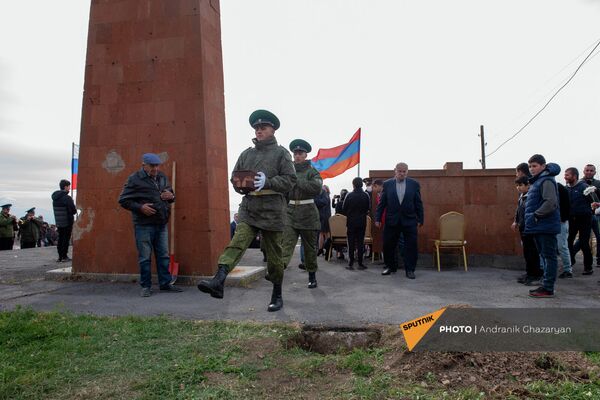 Церемония перезахоронения останков участника ВОВ Егиша Ованнисяна (25 октября 2021). Талин, Арагацотн Церемония перезахоронения останков участника ВОВ Егиша Ованнисяна (25 октября 2021). Талин, Арагацотн - Sputnik Армения