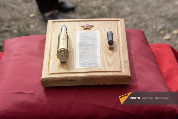 Церемония перезахоронения останков участника ВОВ Егиша Ованнисяна (25 октября 2021). Талин, Арагацотн - Sputnik Армения