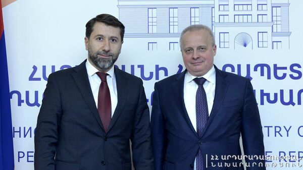 Министр юстиции Карен Андреасян принял Чрезвычайного и Полномочного посла России Сергея Копыркина (25 октября 2021). Еревaн - Sputnik Армения