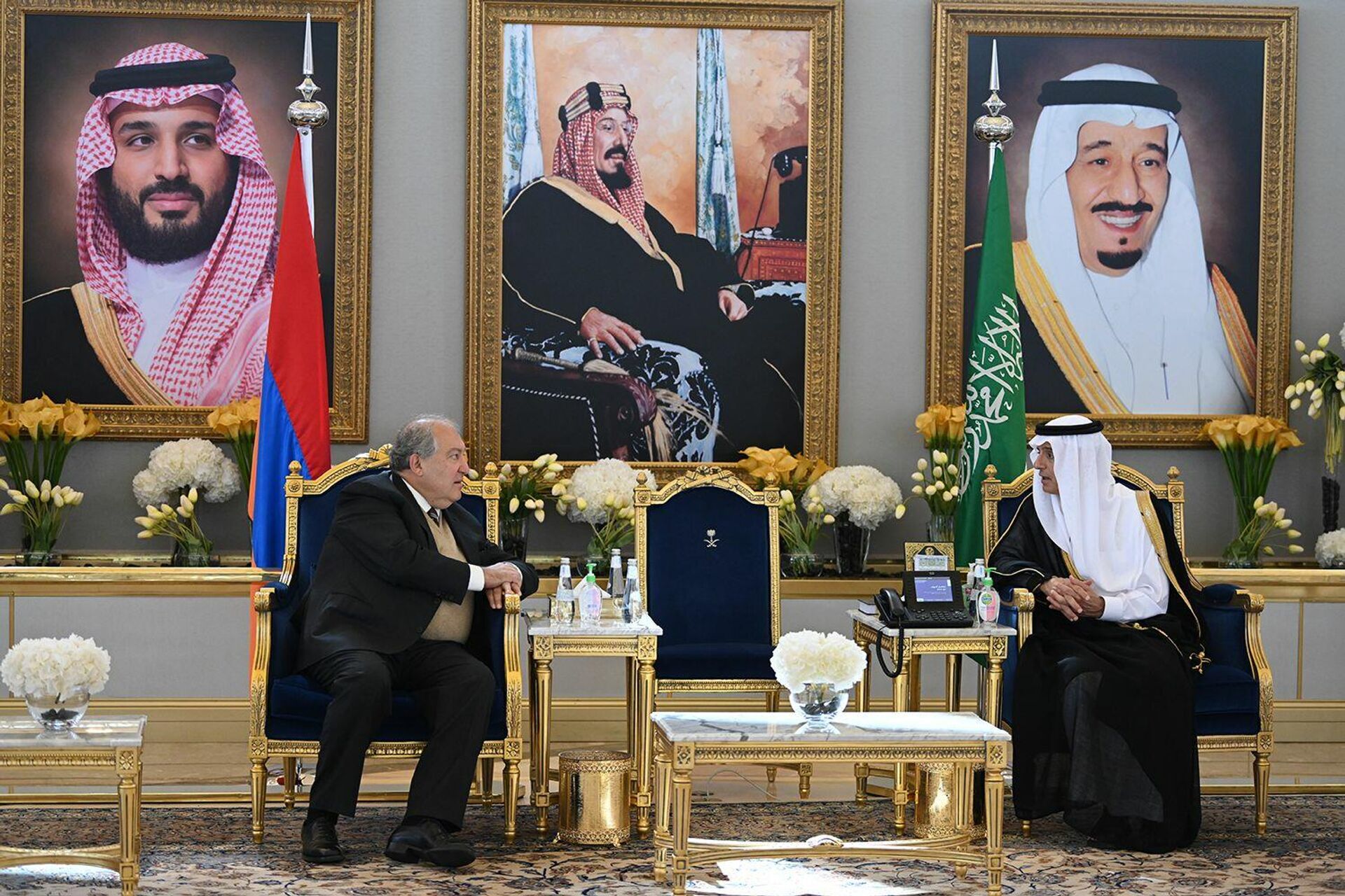Президент Армен Саркисян  и министр иностранных дел Саудовской Аравии Адель аль-Джубейра во время встречи (26 октября 2021). Эр-Рияд - Sputnik Արմենիա, 1920, 26.10.2021