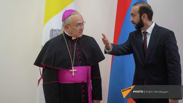 Սուրբ Աթոռի պետքարտուղարի ընդհանուր հարցերով փոխանորդ Էդգար Պենյա Պառանև Արարատ Միրզոյանը - Sputnik Արմենիա