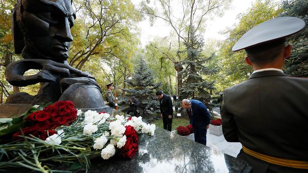 Премьер-министр Никол Пашинян у памятника жертвами 27 октября 1999 года (27 октября 2021). Еревaн - Sputnik Армения