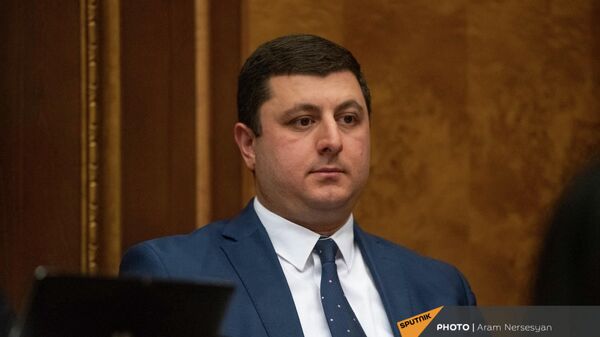 Депутат от оппозиционной фракции Честь имею Тигран Абраамян на очередном заседании Парламента Армении (27 октября 2021). Еревaн - Sputnik Армения