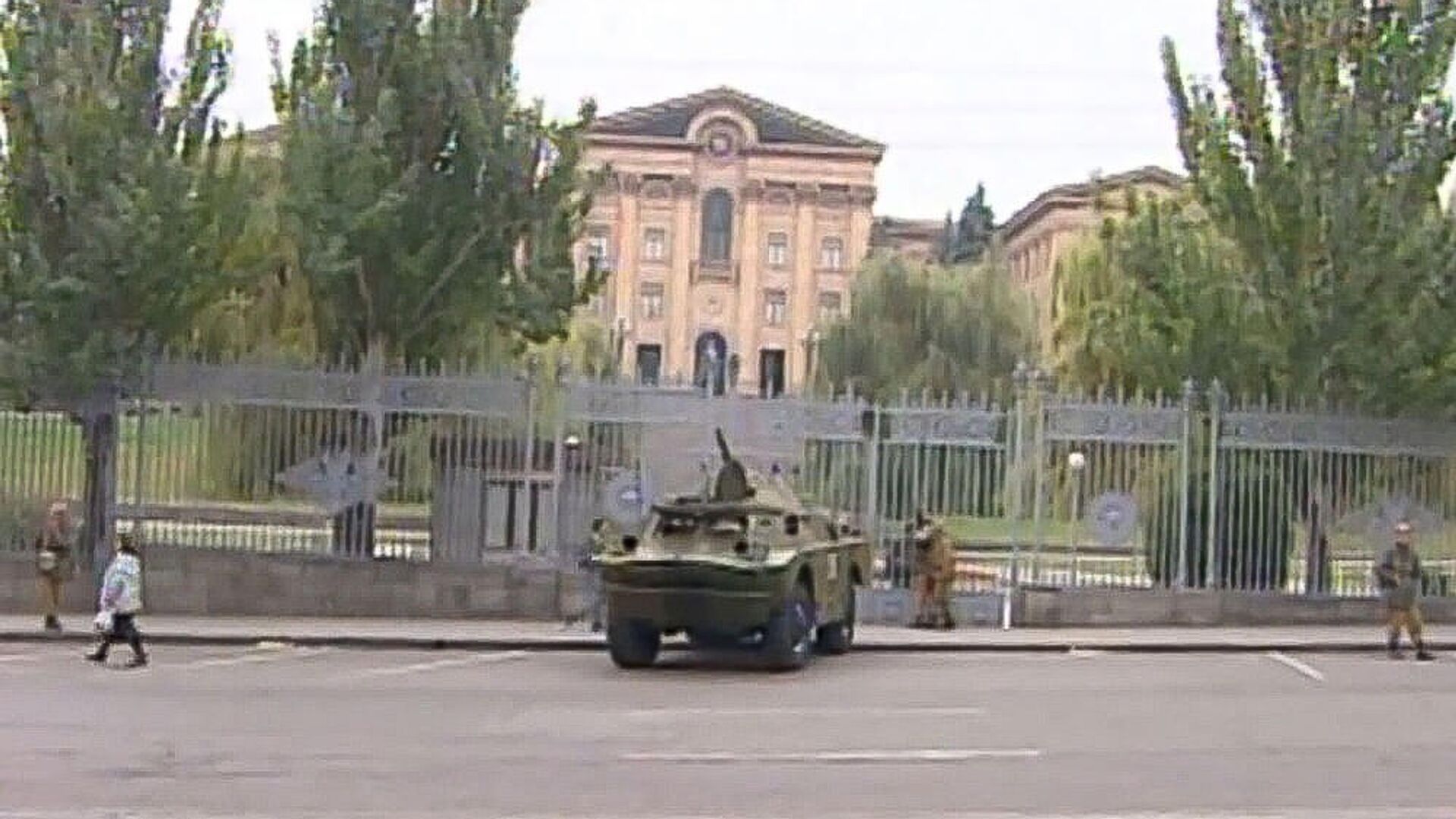 Бронетехника перед зданием Национального собрания Армении после инцидента 27 октября 1999 года - Sputnik Армения, 1920, 27.10.2021