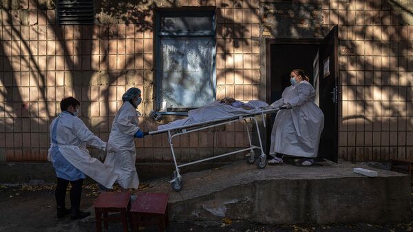 Медицинский персонал перевозит тело пациента, умершего от коронавируса, в морг городской больницы в Ровно, Украина - Sputnik Армения