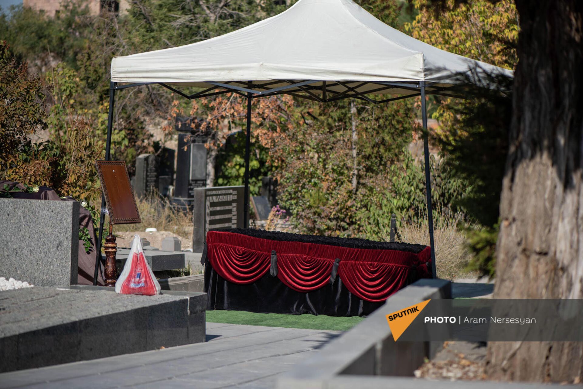 Подготовка к похоронам в Центральном городском кладбище Тохмах - Sputnik Армения, 1920, 30.10.2021