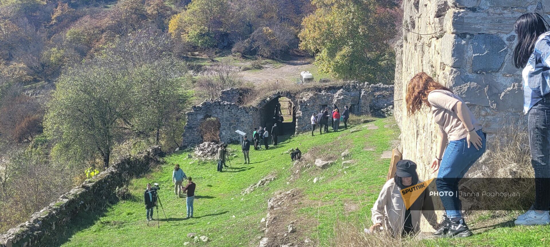 Прихожане и туристы у монастыря Акопаванк в Мартакертской области Карабаха Прихожане и туристы у монастыря Акопаванк в Мартакертской области Карабаха - Sputnik Արմենիա, 1920, 29.10.2021