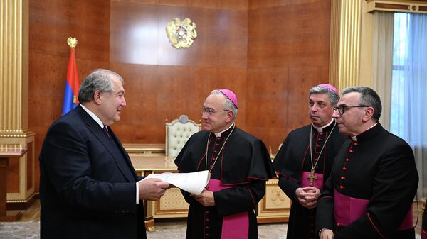 Его Святейшество Папа Франциск наградил президента Армена Саркисяна высшим орденом Святого Престола (29 октября 2021). Ватикан - Sputnik Армения