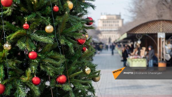 Рождественская елка в Ереванском вернисаже - Sputnik Армения