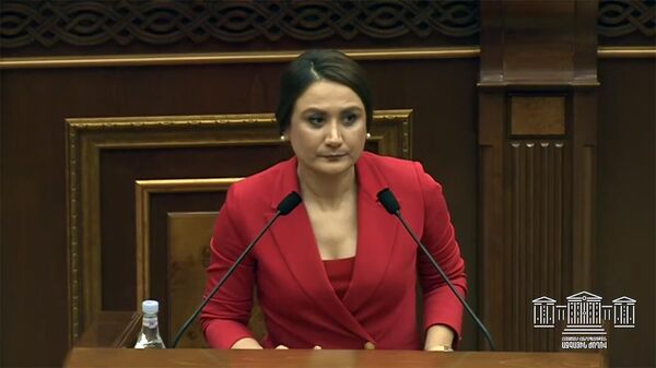 Депутат Арусяк Джулакян на очередном заседании Парламента (1 апреля 2021). Еревaн - Sputnik Армения