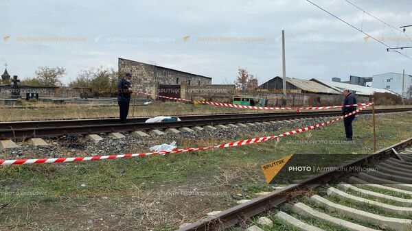Сотрудники правоохранительных органов на месте чрезвычайного происшествия на железной дороге (30 октября 2021). Гюмри - Sputnik Армения
