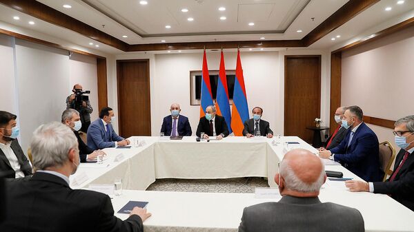 Премьер-министр Никол Пашинян на очередном заседании совета по сотрудничеству с внепарламентскими политическими силами (30 октября 2021). Еревaн - Sputnik Армения