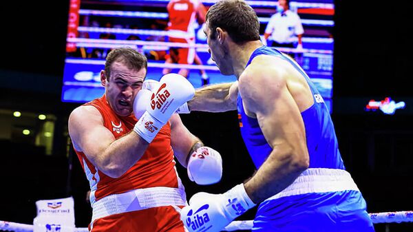 Давид Чалоян (в синем) во время боя в 1/8 финала ЧМ - Sputnik Армения