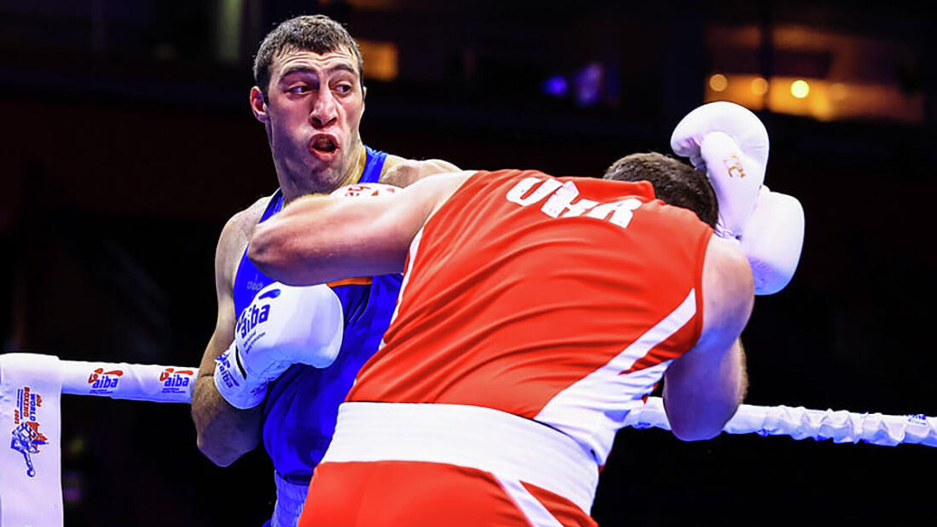 Давид Чалоян (в синем) во время боя в 1/8 финала ЧМ - Sputnik Армения, 1920, 04.11.2021