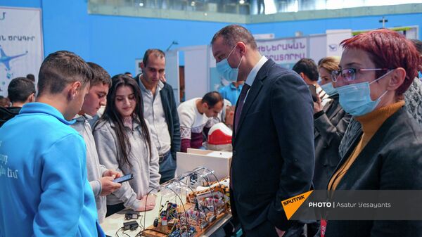 Министр Ваган Керобян с учениками школьных лабораторий Армат на выставке DigiTec (29 октября 2021). Еревaн - Sputnik Армения