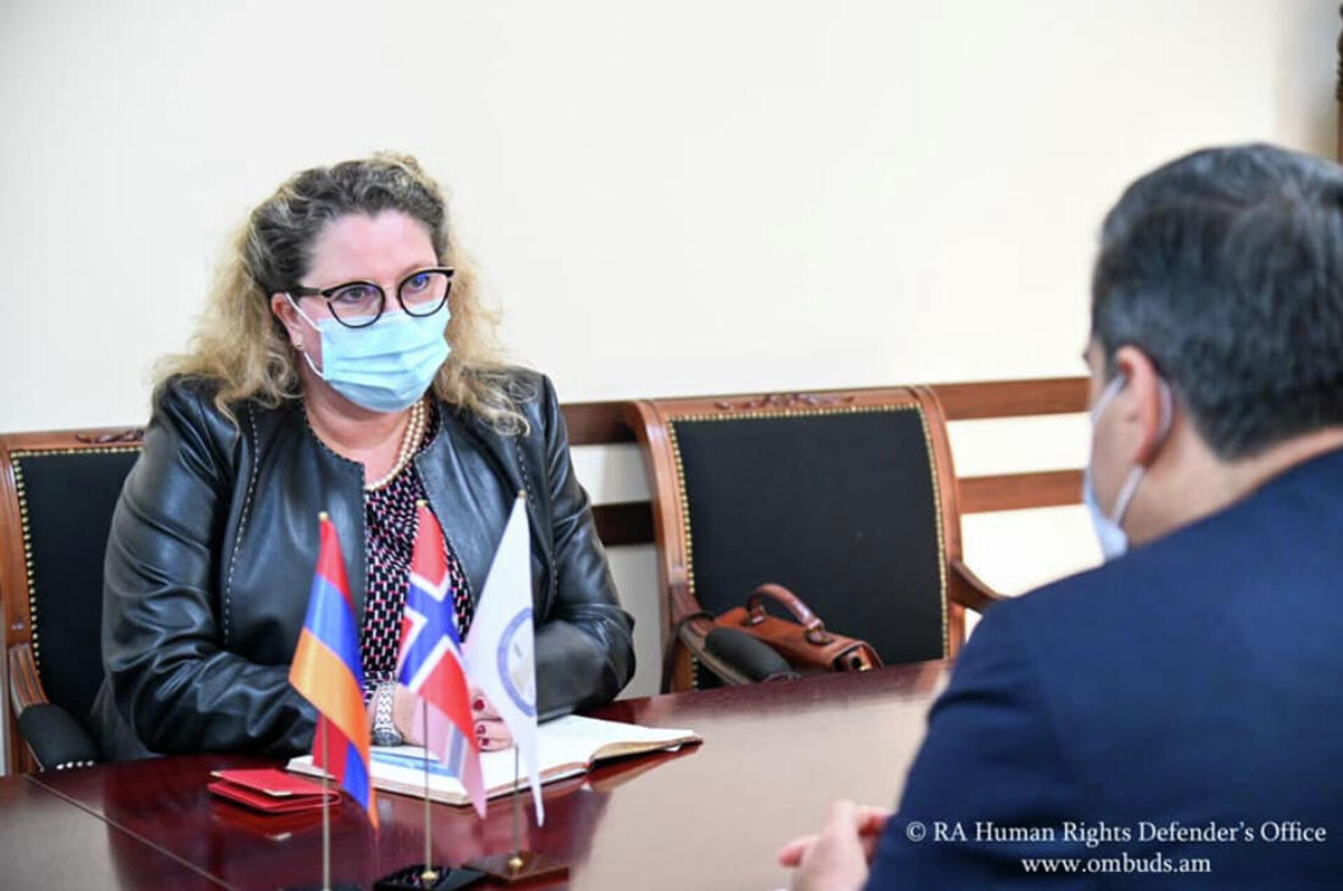 Օմբուդսմեն Արման Թաթոյանն ընդունել է Հայաստանում Նորվեգիայի Թագավորության նորանշանակ արտակարգ և լիազոր դեսպան Հելեն Սանդ Անդրեսենին (1 նոյեմբերի 2021)։ Երևան Օմբուդսմեն Արման Թաթոյանն ընդունել է Հայաստանում Նորվեգիայի Թագավորության նորանշանակ արտակարգ և լիազոր դեսպան Հելեն Սանդ Անդրեսենին (1 նոյեմբերի 2021)։ Երևան - Sputnik Արմենիա, 1920, 01.11.2021