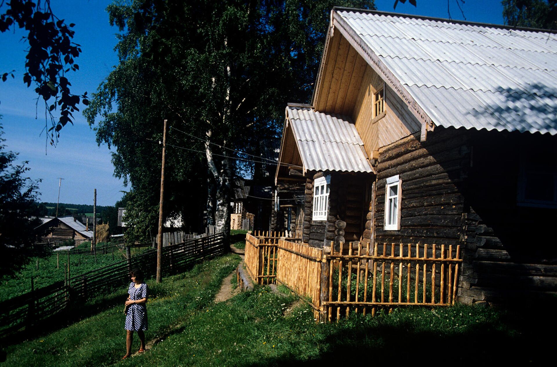 Художница Джанна Тутунджян у своего дома в деревне Сергеевка - Sputnik Армения, 1920, 02.11.2021