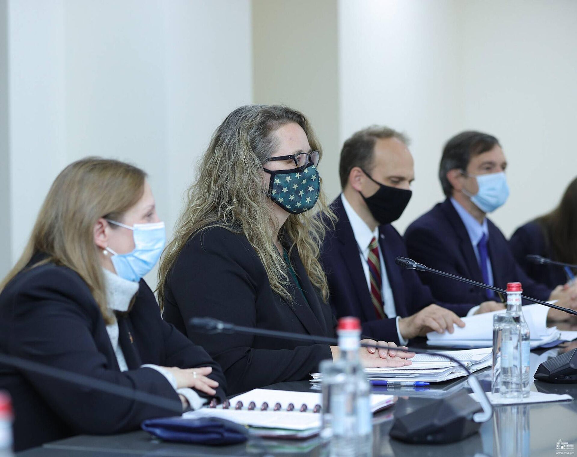 ՀՀ ԱԳ նախարար Արարատ Միրզոյանն ընդունել է Եվրոպայի և Եվրասիայի հարցերով ԱՄՆ պետքարտուղարի փոխտեղակալ Էրիկա Օլսոնին (2 նոյեմբերի 2021թ․). Երևան ՀՀ ԱԳ նախարար Արարատ Միրզոյանն ընդունել է Եվրոպայի և Եվրասիայի հարցերով ԱՄՆ պետքարտուղարի փոխտեղակալ Էրիկա Օլսոնին (2 նոյեմբերի 2021թ․). Երևան - Sputnik Արմենիա, 1920, 02.11.2021