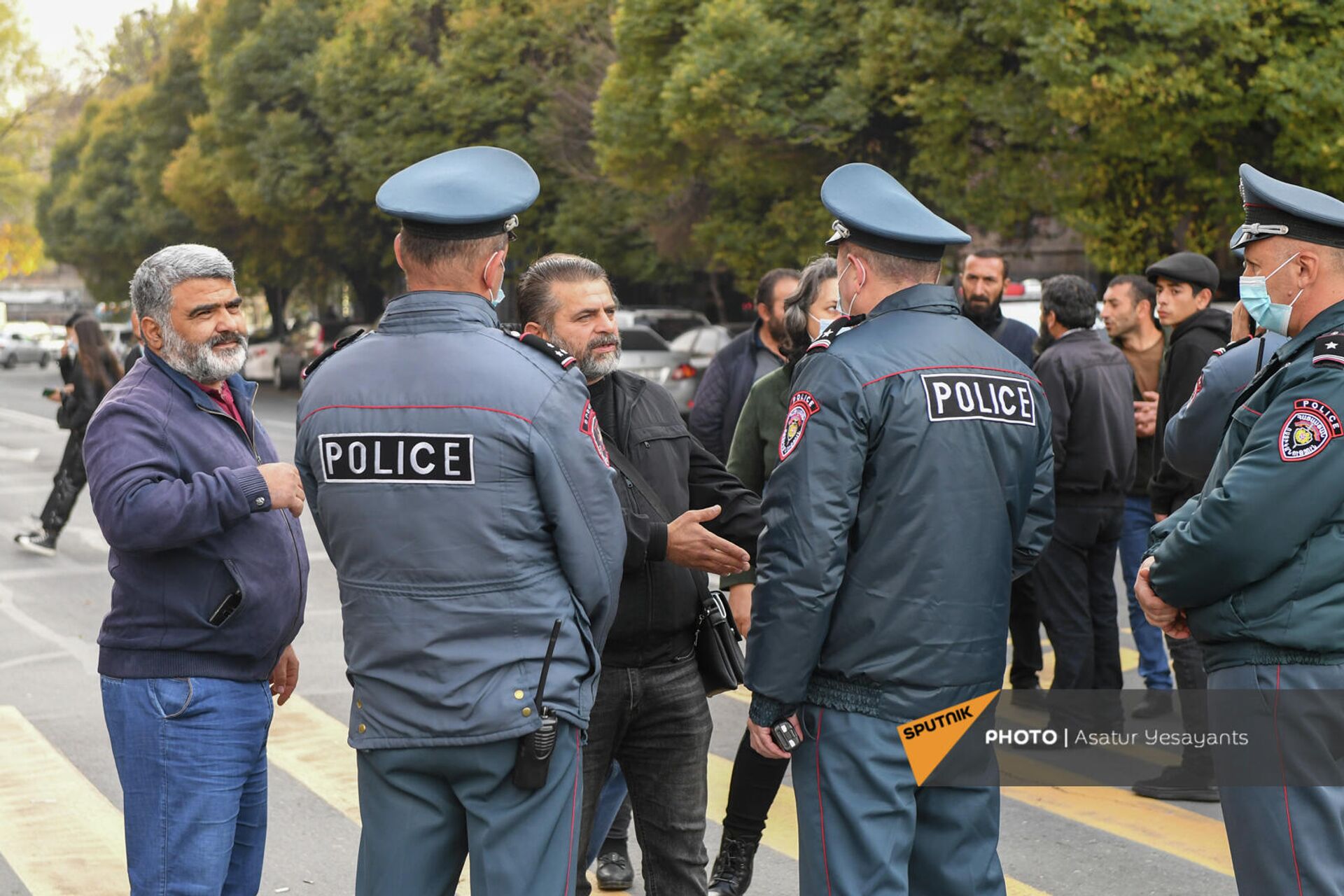 Զոհված և անհետ կորած զինծառայողների հարազատների բողոքի ակցիան Կառավարության տան դիմաց (3 նոյեմբերի, 2021թ.). Երևան Զոհված և անհետ կորած զինծառայողների հարազատների բողոքի ակցիան Կառավարության տան դիմաց (3 նոյեմբերի, 2021թ.). Երևան - Sputnik Արմենիա, 1920, 03.11.2021