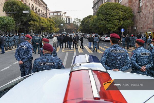 Ոստիկանական պատնեշը կառավարության շենքի մոտ անհայտ կորած և գերեվարված զինծառայողների հարազատների բողոքի ակցիայի ժամանակ: - Sputnik Արմենիա