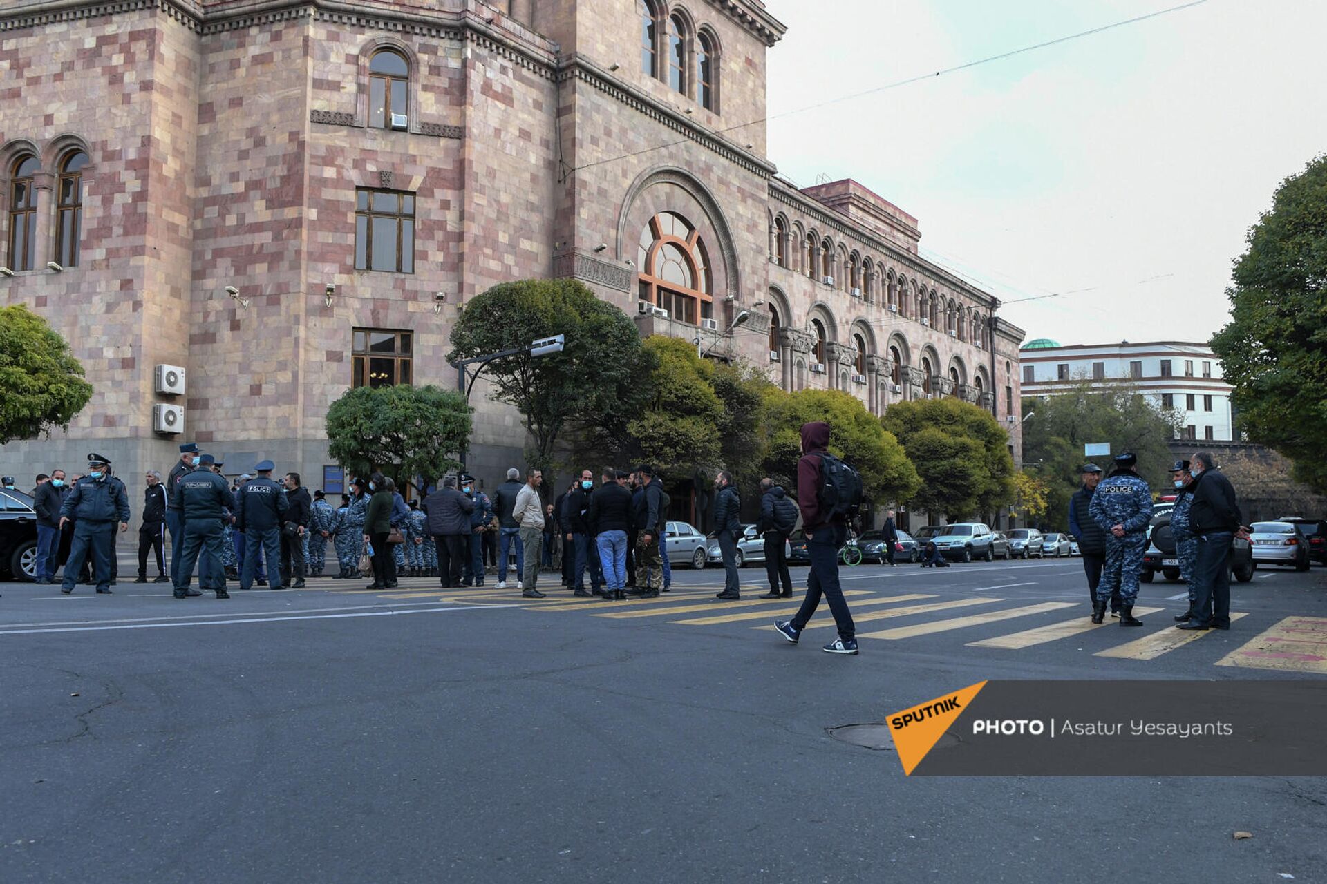 Զոհված և անհետ կորած զինծառայողների հարազատների բողոքի ակցիան Կառավարության տան դիմաց (3 նոյեմբերի, 2021թ.). Երևան Զոհված և անհետ կորած զինծառայողների հարազատների բողոքի ակցիան Կառավարության տան դիմաց (3 նոյեմբերի, 2021թ.). Երևան - Sputnik Արմենիա, 1920, 03.11.2021