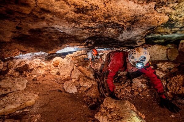 Археологи Национального института антропологии и истории осматривают пещеру. - Sputnik Армения