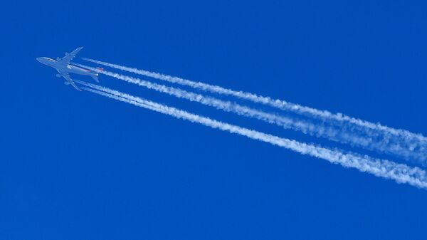 Самолет Boeing 747-467 в небе - Sputnik Армения