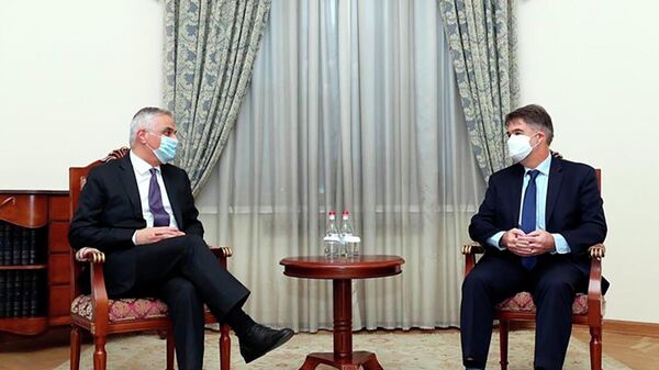 Вице-премьер Мгер Григорян принял главу миссии Международного валютного фонда (МВФ) в Армении Натана Портера (3 ноября 2021). Еревaн - Sputnik Армения