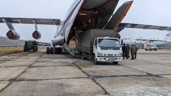 Погрузка  в самолет груза гуманитарной помощи для населения Карабаха от БФ Доктор Лиза - Sputnik Армения