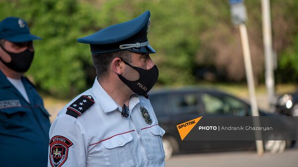 Сотрудники полиции в защитных масках перед зданием СНБ (16 июня 2020). Еревaн - Sputnik Армения