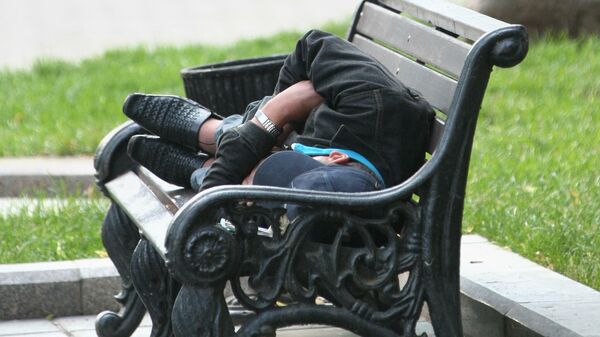 Бездомный человек на скамейке - Sputnik Армения
