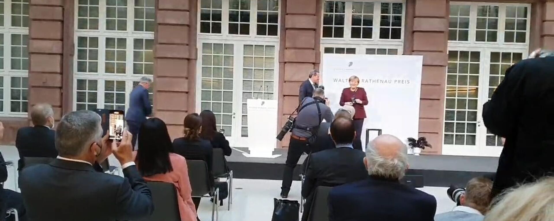 Ангеле Меркель вручили медаль за выдающиеся заслуги в политике - Sputnik Армения, 1920, 05.11.2021