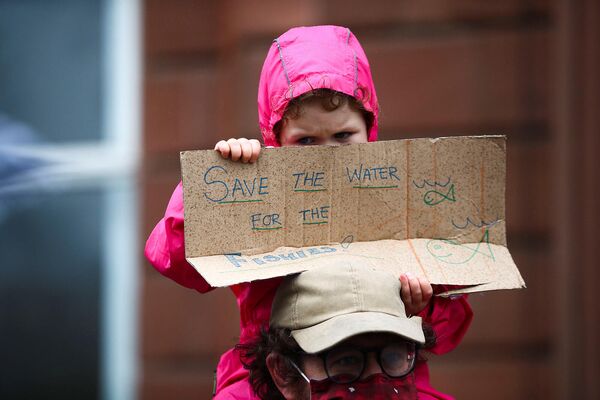 Ребенок держит плакат с надписью &quot;Сохраните воду для рыб&quot; на акции протеста во время Конференции ООН по изменению климата (COP26) в Глазго. - Sputnik Армения