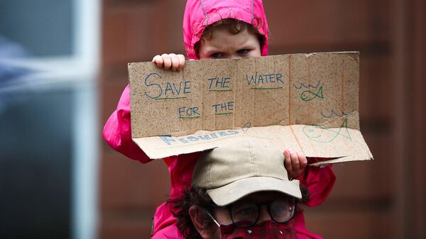 Ребенок держит плакат с надписью Сохраните воду для рыб на акции протеста во время Конференции ООН по изменению климата (COP26) (6 ноября 2021). Глазго - Sputnik Արմենիա