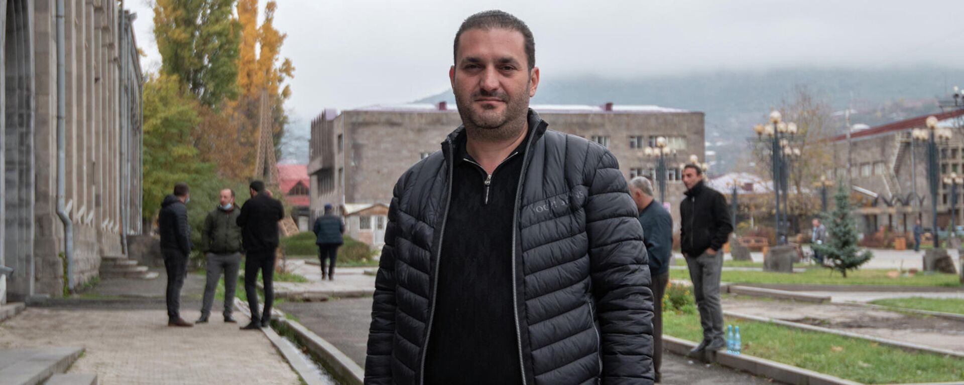 Вице-мэр Гориса Менуа Овсепян перед зданием суда во время судебного заседания по делу Аруша Арушаняна (5 ноября 2021). Горис - Sputnik Армения, 1920, 11.11.2021