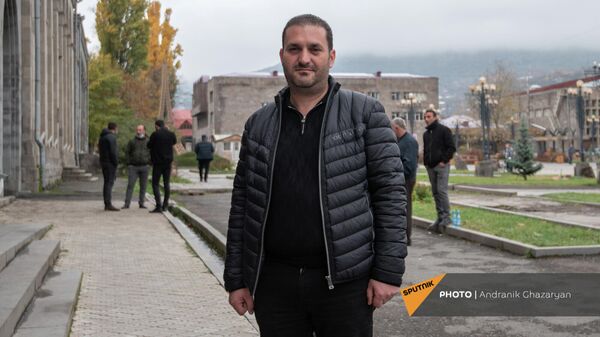 Вице-мэр Гориса Менуа Овсепян перед зданием суда во время судебного заседания по делу Аруша Арушаняна (5 ноября 2021). Горис - Sputnik Армения