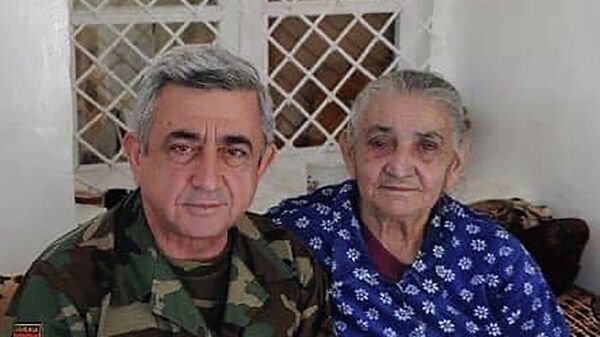 Серж Саргсян с матерью Норой Саргсян в Степанакерте - Sputnik Армения