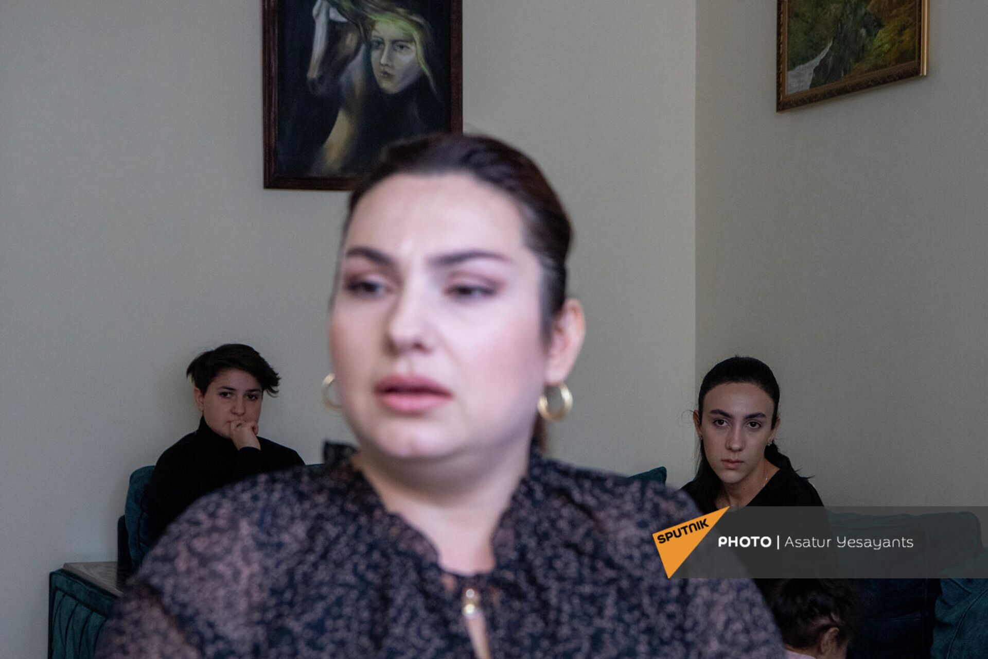 Գնդապետ Հովհաննես Ավագյանի աղջիկները հետևում են մոր հարցազրույցին Գնդապետ Հովհաննես Ավագյանի աղջիկները հետևում են մոր հարցազրույցին - Sputnik Արմենիա, 1920, 08.11.2021