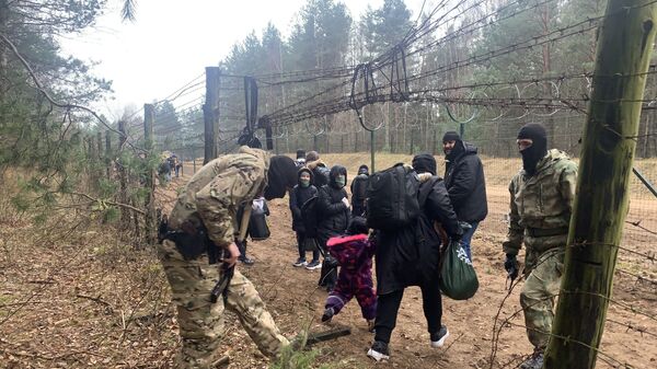 Беженцы на белорусско-польской границе - Sputnik Армения